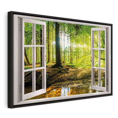 Window view on forest – svart ram. Ett tryckt öppet fönster ramar in en grön skog där varmt ljus faller mellan trädstammarna.