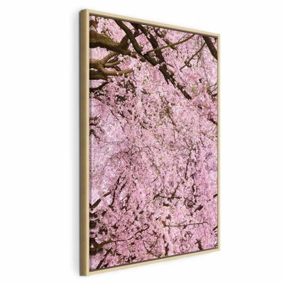 Cherry tree vertical – naturfärgad ram. Täta rosa blommor fyller grenarna i ett träd som sträcker sig över den stående bildytan.