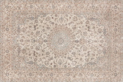 Sand carpet worn persian – motivvy. Ett tätt dekorativt mönster i gråbeige och rosa omges av en detaljrik bård med ett slitet, tryckt uttryck.