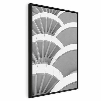 White detail vertical – svart ram. Upprepade vita, böjda arkitekturformer skapar rytm genom ljus och mjuka grå skuggor.