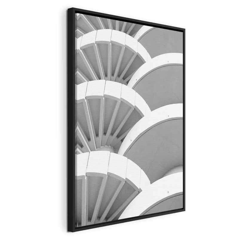 White detail vertical – svart ram. Upprepade vita, böjda arkitekturformer skapar rytm genom ljus och mjuka grå skuggor.