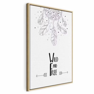 Wild and free vertical – naturfärgad ram. Tunna fjädrar och en pil möter svart typografi med orden WILD AND FREE på en vit botten.