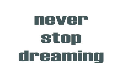 Never stop dreaming wide – motivvy. Orden never stop dreaming står i mörk, kraftig typografi på en vit bakgrund.