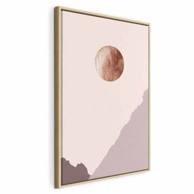 Mountain planet vertical – naturfärgad ram. En brun rund form svävar över förenklade rosa och grå bergsformer på en ljus botten.