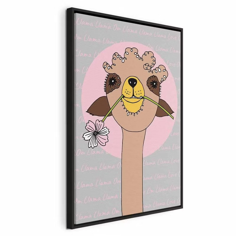 Happy llama vertical – svart ram. Ett ljusbrunt lamahuvud med blomkrans håller en vit blomma mot en rosa och grå typografisk bakgrund.