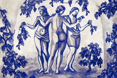 Ancient vineyard three women – motivvy. Tre kvinnor i blå linjeteckning står tillsammans mellan vinrankor och dekorativa blad på en vit, sliten botten.