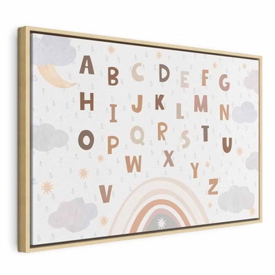 Letters above the rainbow – naturfärgad ram. Bokstäver i mjuka jordfärger ligger över små moln och en pastellregnbåge på en ljus botten.