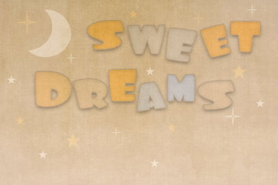 Sweet dreams pastel – motivvy. Orden SWEET DREAMS möter en liten måne och ljusa stjärnformer på en varmt beige bakgrund.