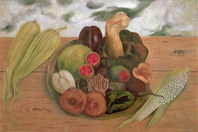 Frida kahlo the fruits of – motivvy. Uppskurna och hela frukter, en majskolv och gröna växtdelar ligger samlade i ett jordfärgat stilleben.
