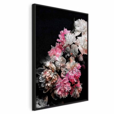 Peony charm colorful bouquet – svart ram. Vita och rosa blommor med mörka blad fyller en svart bakgrund i en tät bukett.