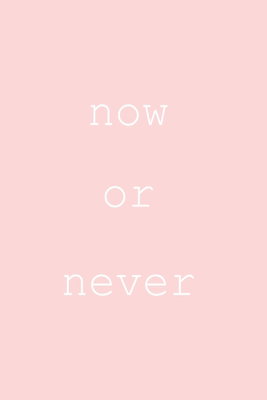 Now or never vertical – motivvy. Orden now or never återges i tunn vit typografi mot en jämnt ljusrosa bakgrund.
