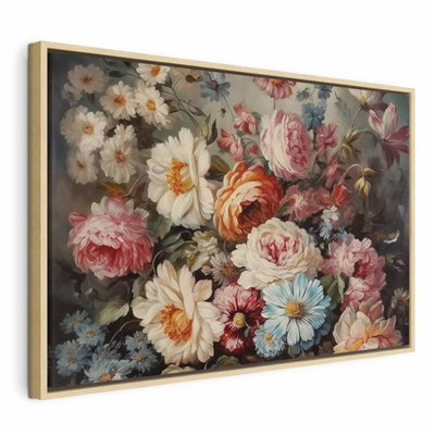 The scent of garden flowers – naturfärgad ram. En tät bukett i crème, rosa, rött och blått samlas mot en gråaktig bakgrund med gröna blad mellan blommorna.