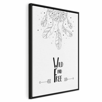 Wild and free vertical – svart ram. Tunna fjädrar och en pil möter svart typografi med orden WILD AND FREE på en vit botten.