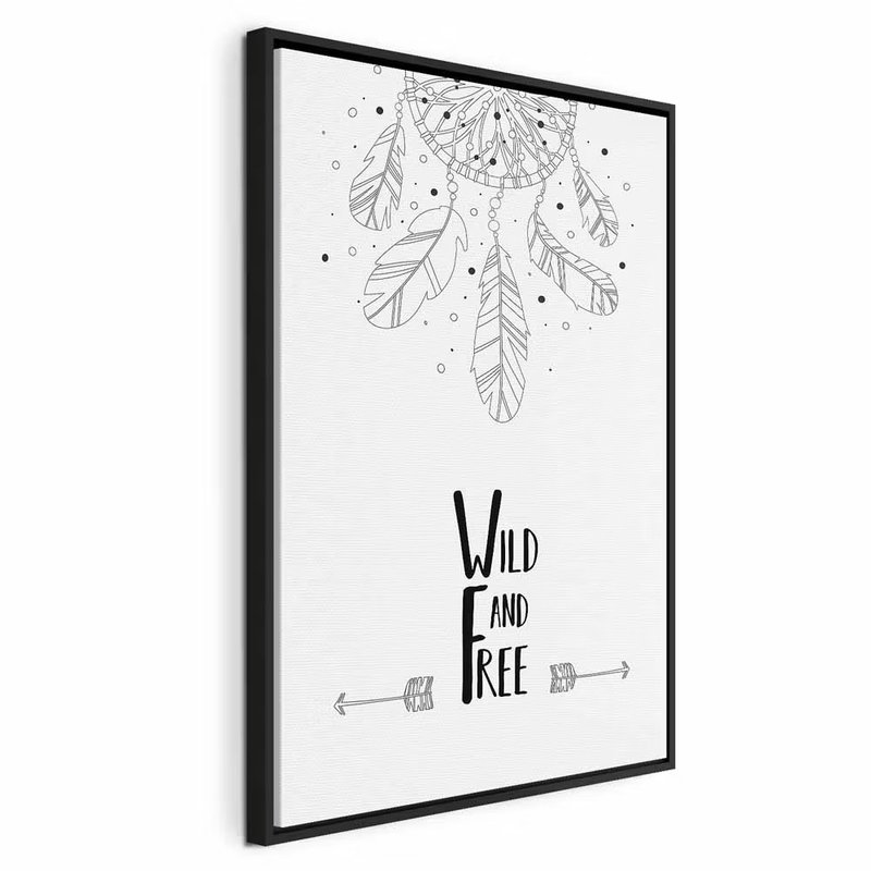 Wild and free vertical – svart ram. Tunna fjädrar och en pil möter svart typografi med orden WILD AND FREE på en vit botten.