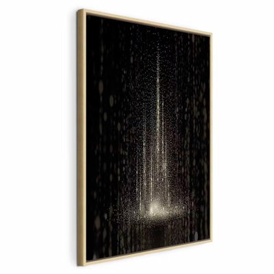 Snowstorm vertical – naturfärgad ram. Täta, tunna gulaktiga ljusstråk faller över en mörk bildyta och samlas i ett ljust parti nedtill.