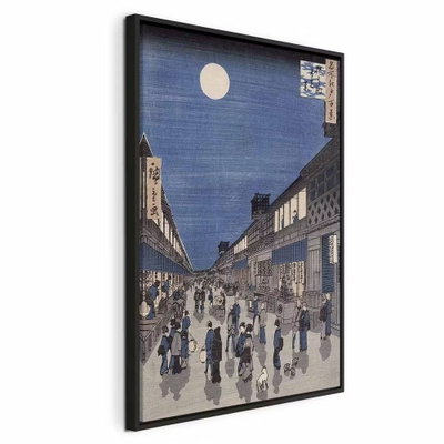 Utagawa hiroshige night time – svart ram. En äldre japansk gatubild med små gestalter återges under en mörkblå natthimmel och en ljus måne.