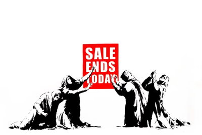 Sale vertical – motivvy. Svartvita gestalter omger en röd textskylt mot en vit bakgrund i ett grafiskt motiv.