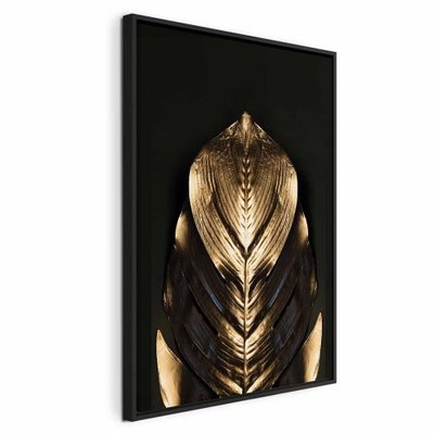 Pharaoh and s gold vertical – svart ram. En symmetrisk, guldfärgad bladliknande form framträder mot en mörk bakgrund med tydliga ljusa ribbor.
