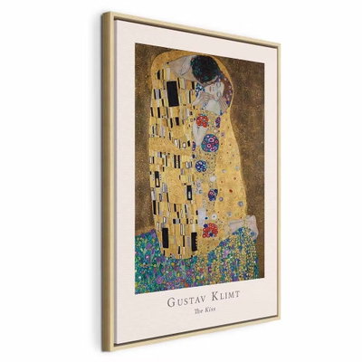 Gustav klimt the kiss – naturfärgad ram. Två figurer omfamnar varandra i ett guldfärgat, mönstrat motiv med ljus marginal och tryckt konstnärstext.