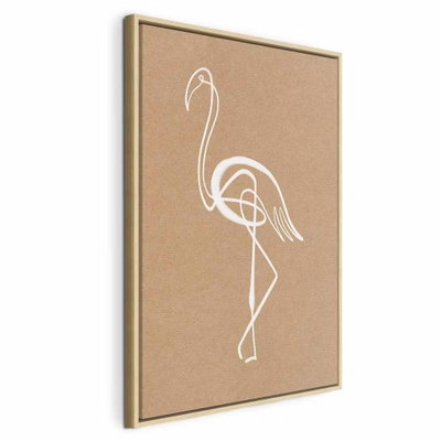 White flamingo vertical – naturfärgad ram. En vit, förenklad flamingo tecknar sig mot en varm ockrafärgad bakgrund.