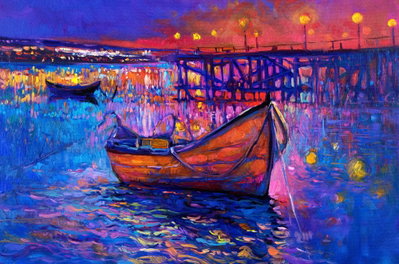 Modern impressionism night – motivvy. En liten båt och en upplyst brygga speglas i vatten genom starka blå, rosa och orange penseldrag.