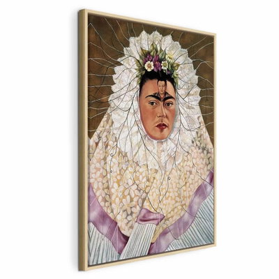 Frida kahlo self portrait as – naturfärgad ram. Ett mörkhårigt ansikte med blommor ovan pannan omges av en stor vit, veckad och spetsliknande krage.