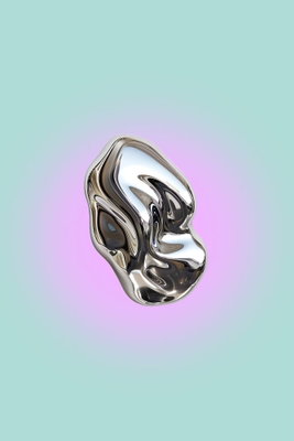 Metallic form abstract – motivvy. En blankt återgiven, oregelbunden silverform ligger över en turkos botten med en mjuk rosa skugga.
