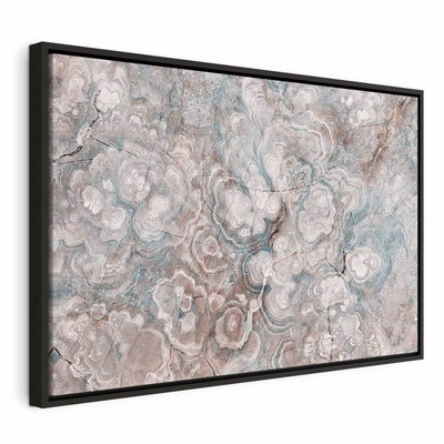 Marble flowers natural stone – svart ram. Runda, skiktade stenliknande former i grått, beige och blekt rosa fyller bildytan.