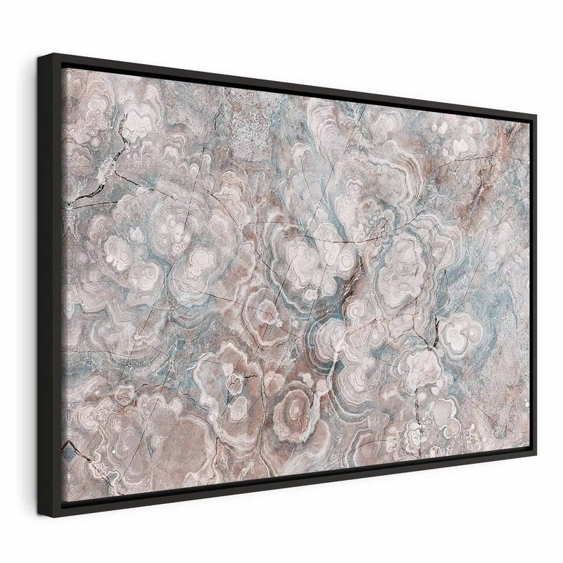 Marble flowers natural stone – svart ram. Runda, skiktade stenliknande former i grått, beige och blekt rosa fyller bildytan.