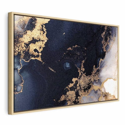 Marble and navy blue – naturfärgad ram. Mörkt blå fält möter vita partier och guldfärgade ådringar i ett tryckt marmormönster.