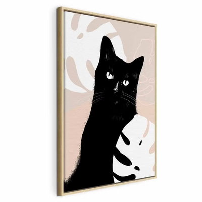 Cat in monsteras vertical – naturfärgad ram. En svart katt med ljusa ögon tittar fram mellan stora crèmefärgade blad på rosa och beige botten.