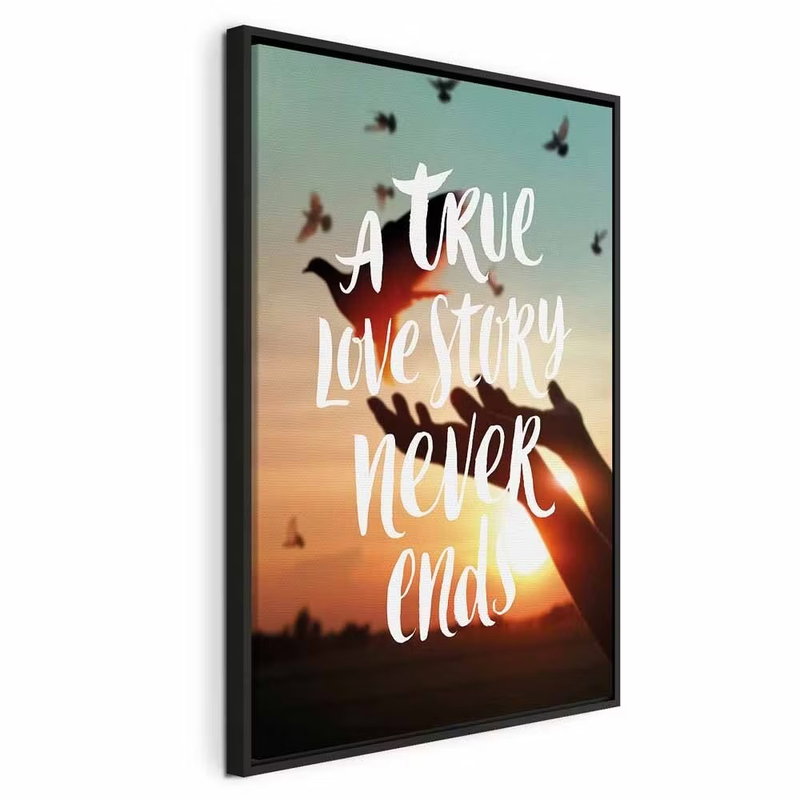 A true love story never ends – svart ram. Vit handskriftsliknande text med orden A true love story never ends ligger över en varm solnedgång och små fåglar.