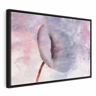 Windy flower wide – svart ram. En ljus, skålformad blomma och en tunn rödaktig stjälk framträder mot en mjukt skiftande rosa och grå bakgrund.