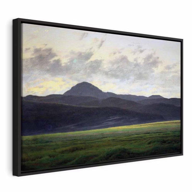 Caspar david friedrich – svart ram. En låg, mörk bergsrygg ligger bakom ett brett grönt landskap under en ljus, molnig himmel.