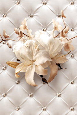 Diamond lilies vertical – motivvy. Crèmefärgade liljor ligger över ett tryckt, ljust rutmönster med knapp- och diamantliknande detaljer.