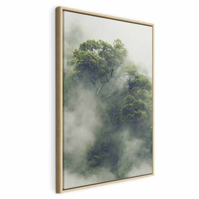 Foggy amazon vertical – naturfärgad ram. Täta gröna trädkronor träder fram ur ljus dimma som sveper mellan grenarna.