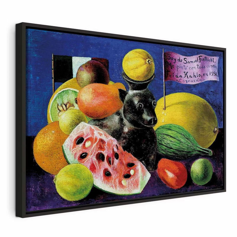 Frida kahlo still life – svart ram. Melon, citrusfrukter och andra färggranna frukter omger en liten mörk djurfigur mot en blå bakgrund.