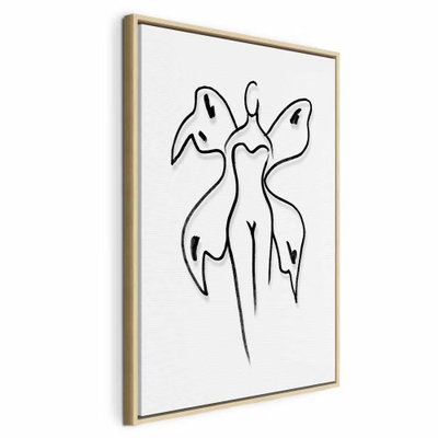 Butterfly woman vertical – naturfärgad ram. En enkel svart kvinnlig figur med stora, fjärilsliknande vingkonturer tecknas mot en vit botten.