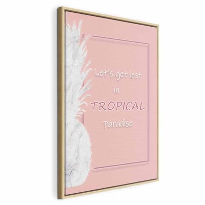 Let and s get lost in – naturfärgad ram. Ljus typografi med en tropisk hälsning möter en vit bladform inom en tunn bård på rosa.