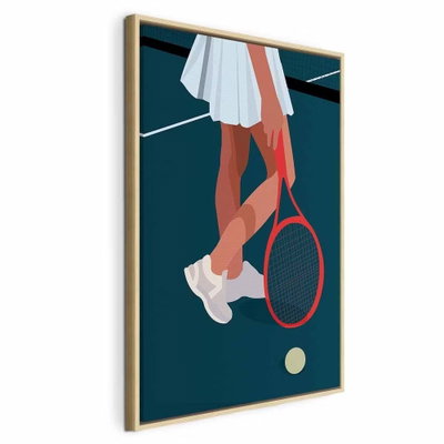 Female tennis player with a – naturfärgad ram. En beskuren illustration visar en person i vit kjol med ett rött tennisracket och en gul boll på mörkt blågrönt.