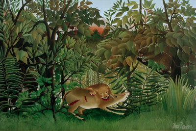 Henri rousseau le lion ayant – motivvy. Ett lejon böjer sig över ett annat djur i en tät grön djungel med stora blad och slingrande växtlighet.