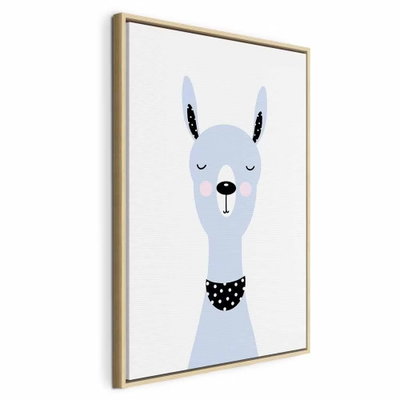 Lovely llama vertical – naturfärgad ram. En ljusblå, tecknad lama med långa öron och prickig svart halsduk framträder mot vitt.