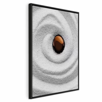Karesansui vertical – svart ram. Koncentriska spår i vit sand omger en slät brun sten i en avskalad komposition.