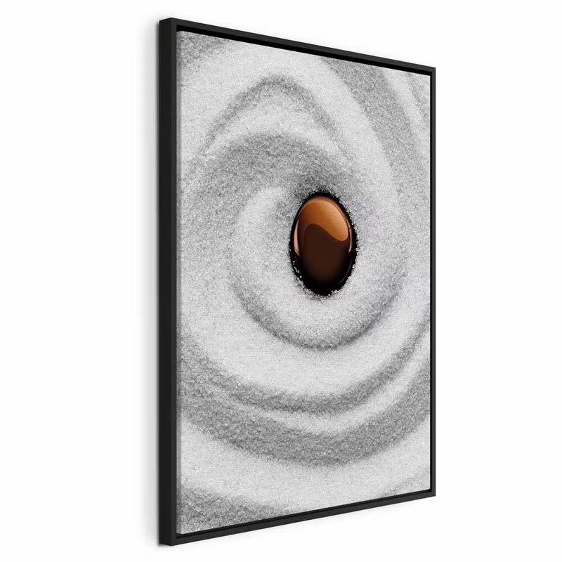 Karesansui vertical – svart ram. Koncentriska spår i vit sand omger en slät brun sten i en avskalad komposition.