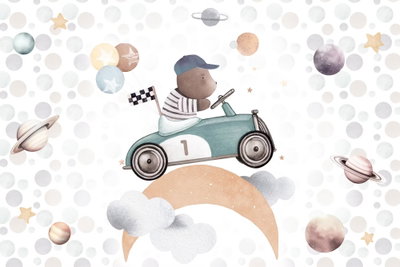 Galactic races a bear – motivvy. En tecknad björn kör en liten grön racerbil bland pastellfärgade planeter, stjärnor och moln.
