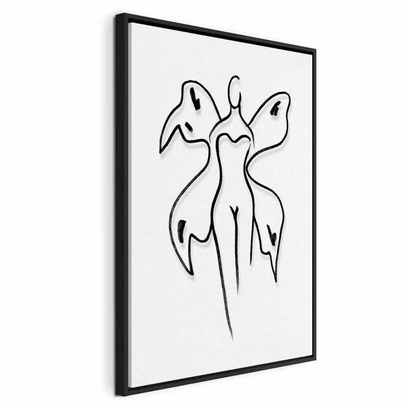 Butterfly woman vertical – svart ram. En enkel svart kvinnlig figur med stora, fjärilsliknande vingkonturer tecknas mot en vit botten.