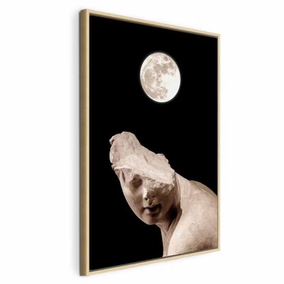 Moon and statue vertical – naturfärgad ram. En ljus måne svävar ovanför ett ljust, klassiskt skulpturansikte mot en helt svart botten.