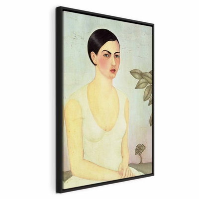 Frida kahlo the white lady – svart ram. En mörkhårig kvinna i blekgul klänning återges mot en ljus grönaktig bakgrund med små växtdetaljer.