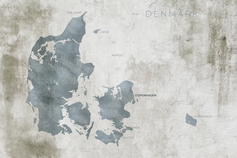 Scandinavian blue: Danmarks silhuett i dämpat blågrått ligger mot en ljus, flammig bakgrund med diskret text.