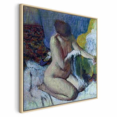 Edgar degas after the bath – naturfärgad ram. En sittande naken kvinna torkar benet med ett vitt tyg mot blå och lila färgfält.